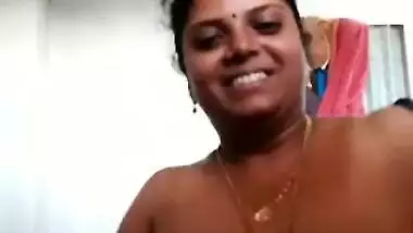 Indian whore gives sexual joy to viewers showing off XXX coconuts