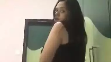 Camgirl is proud to introduce her Desi ass and boobs to spectators