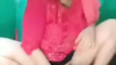 Desi Muslim girl fingering pussy in toilet