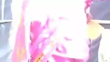 Desi bhabhi in saree showing pussy