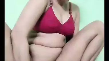 Desi lady’s masturbation MMS with a big brinjal