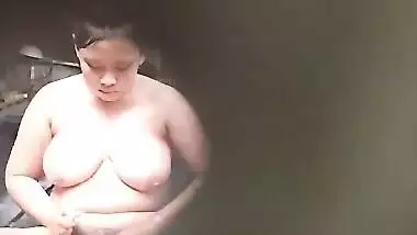 Chubby big booby girl nude bath recorded secretly
