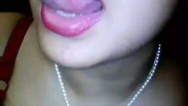 Desi webcam model with awesome XXX melons acts in solo sex video