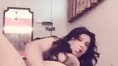 Milf masturbating