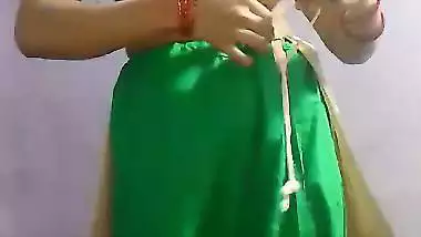 Married lady strips and shows her desi nude body to her BF