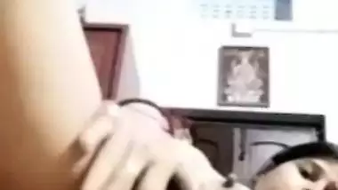 Sexy Bengali beauty rubbing her pussy video