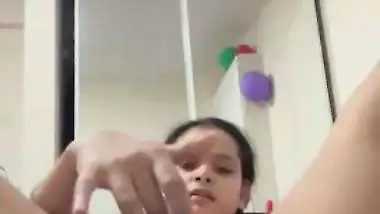 Indian nude babe records her fingering MMS for fun