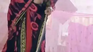 Homely village wife wearing saree viral boobs show