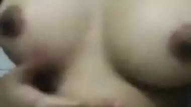 A lot of XXX machos would like to play with this Desi girl's sexy chest