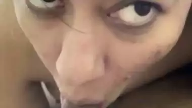 Sexy nude babe gives a desi blowjob to her guy