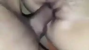 Horny guy licks his GF’s pink pussy in Indian viral porn