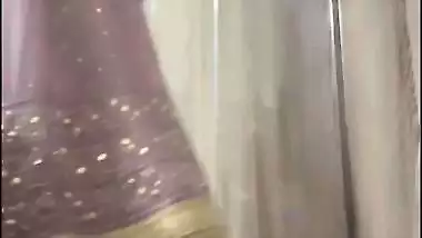 Beautiful Muslim lady lifts salwar and shows pussy