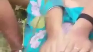 Cameraguy films his friend fucking Desi girl's XXX cave outdoors