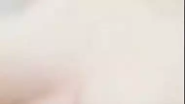 Nude desi lady records her bathroom MMS for her lover