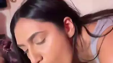 Hot Bangla babe sucks a dick and balls in Indian porn