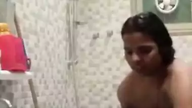 Desi aunty bathroom selfie Video