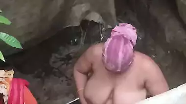 Tanker bhabhi bathing outdoor caught by neighbor