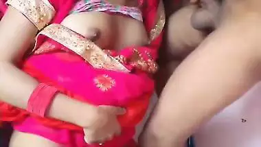 The girl in a saree gives an Indian blowjob and eats cum
