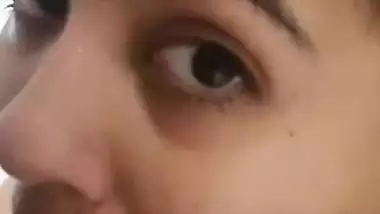 Seductive eyes girlfriend Indian blowjob in nudity