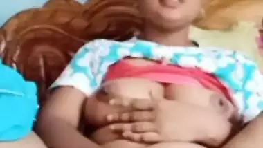 Chubby bhabhi fingering cunt in horny mood viral MMS