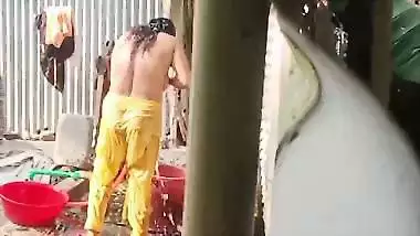 Neighbor Bengali aunty bathing outdoor caught on camera